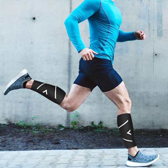 Améliorez votre sécurité et votre confort musculaire avec ce manchon de compression mollet réfléchissant, adapté à toutes les morphologies.