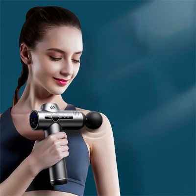 Pistolet de massage — en utilisation massage recuperation musculaire sportif | Approche Sport