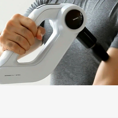 pistolet massage beoka gun d5 pro en action sur les biceps
