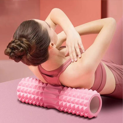 Femme-massant-son-dos-avec-Rouleau-de-massage-ROULIA