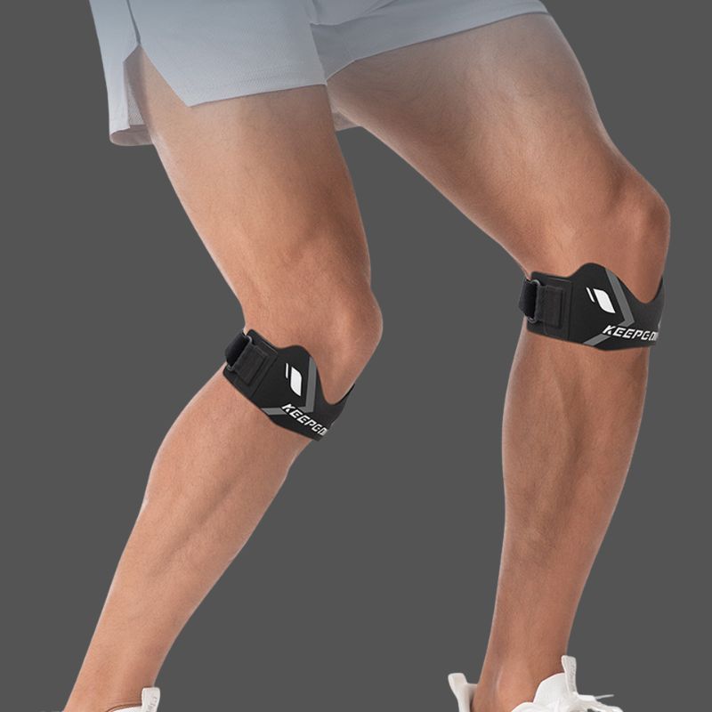 Sportif portant une bande rotulienne pour stabiliser le genou.