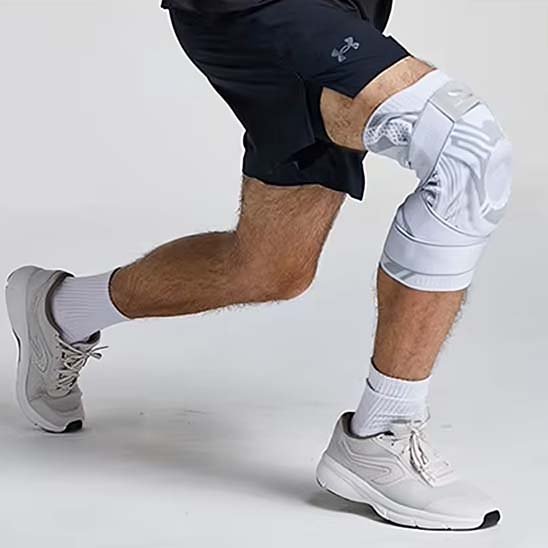 Genouillère sport protection renforcée portée par un sportif pour stabiliser le genou.