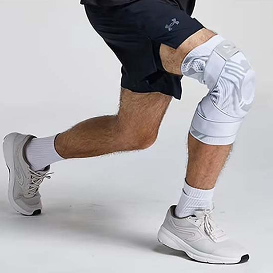 Genouillère sport protection renforcée portée par un sportif pour stabiliser le genou.