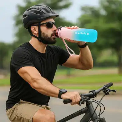 gourde sport isotherme rose utiliser par un cycliste