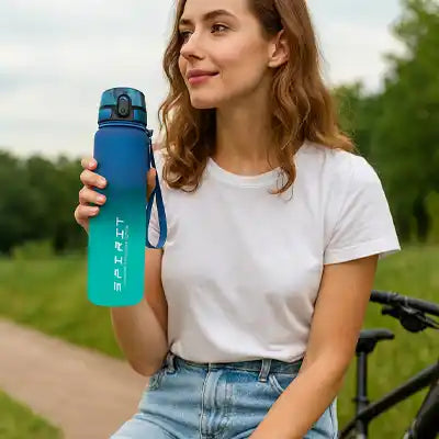 gourde sport isotherme utiliser par une femme en vélo