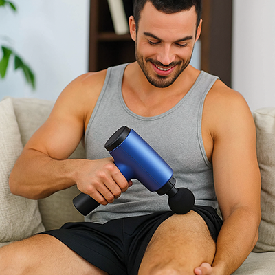 massage gun flexi pro en action sur les cuisses