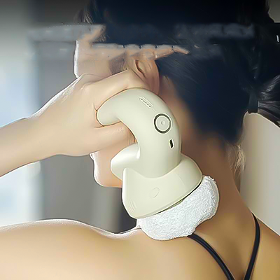 pistolet de massage musculaire pocket pro en action sur le cou