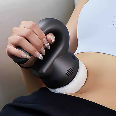 pistolet de massage musculaire pocket pro en action sur le ventre d'une femme