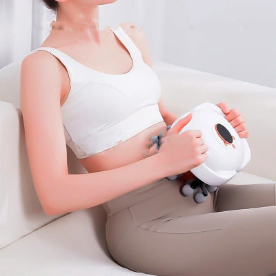 Pistolet de massage TheraForce-Col-blanc-16™ qui masse le ventre suite aux courbatures sur muscles abdominaux