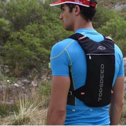 Coureur sur sentier portant le Sac sport AppSPort™ stable et léger, adapté aux terrains accidentés.
