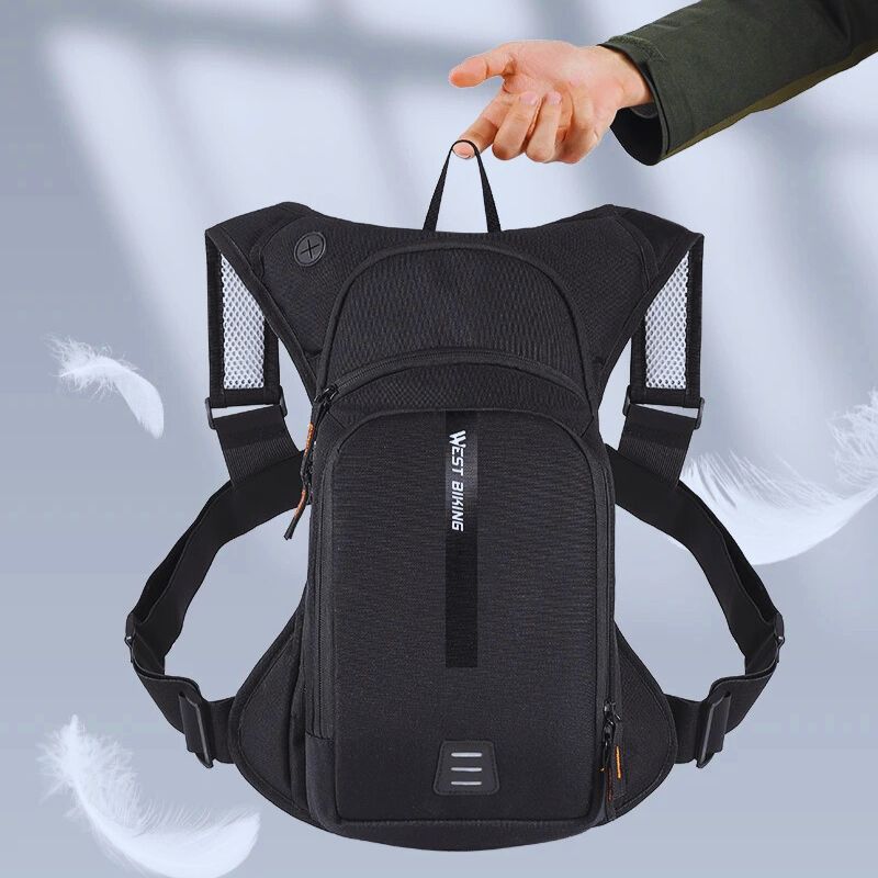 Compartiment isotherme du sac sport ouvert, montrant des boissons et encas énergétiques conservés au frais.