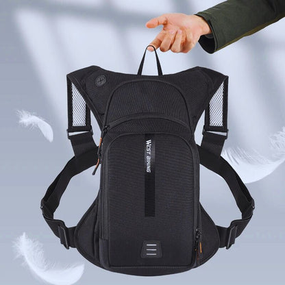 Compartiment isotherme du sac sport ouvert, montrant des boissons et encas énergétiques conservés au frais.