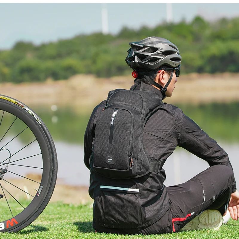 Sac isotherme ultraléger utilisé par un cycliste pour maintenir l’hydratation au frais lors de sorties 