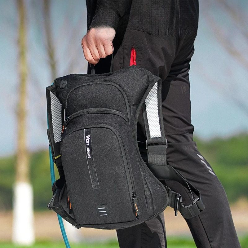 Sac isothermique pour sports outdoor utilisé lors d’une randonnée pour prévenir la déshydratation.