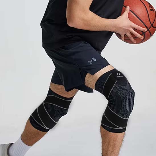 Support de genou compressif utilisé lors d’un exercice de fitness.